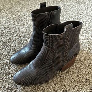 Korks Kork-Ease Leyland Snakeskin Textured Leather Ankle Boots Size 9.5